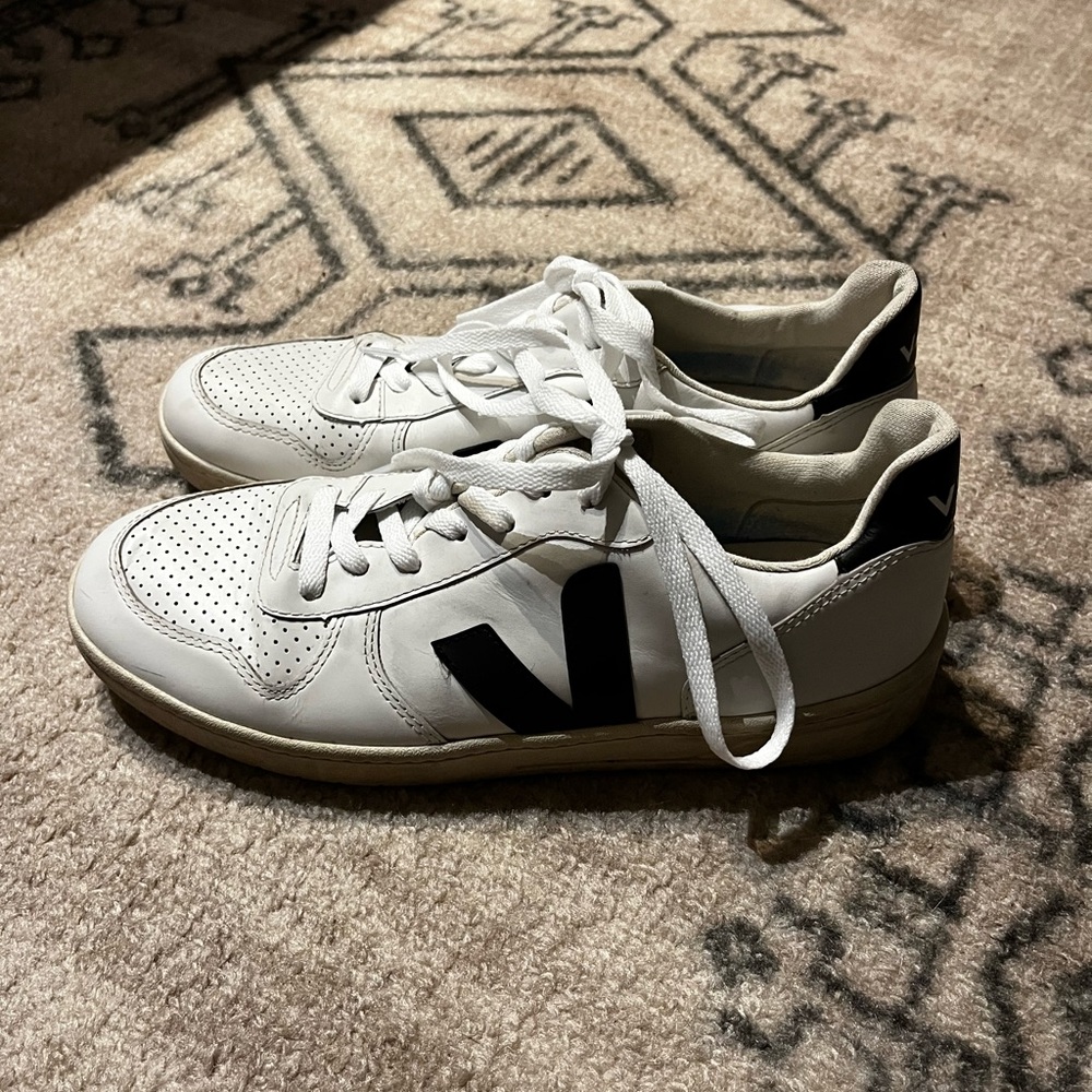 VEJA Sz 10 Men’s V-10 Leather Sneakers